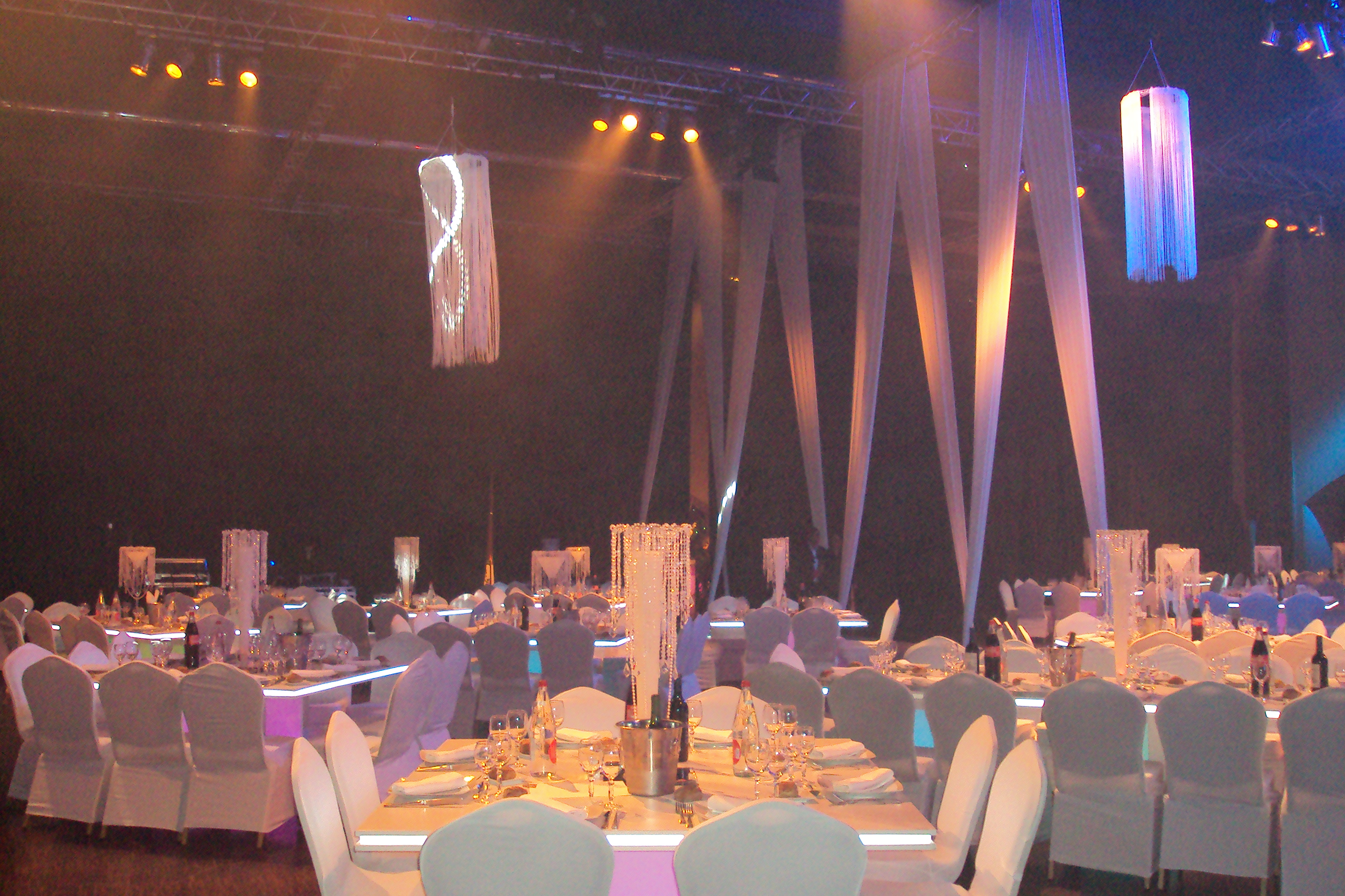 Déco salle tables lumineuses avec housses de chaises